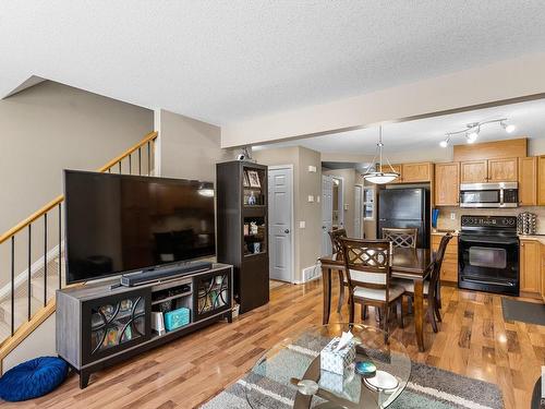 15 2816 34 Avenue, Edmonton, AB - Indoor Photo Showing Living Room