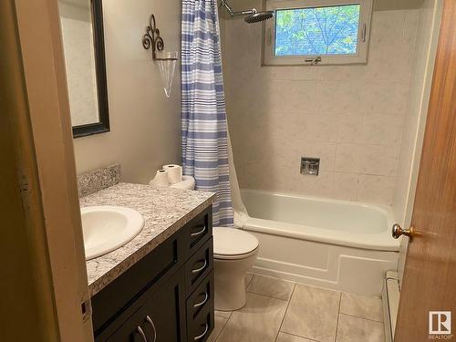 4618 47 Avenue, Wetaskiwin, AB - Indoor Photo Showing Bathroom