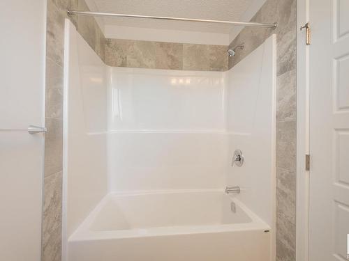 2456 Trumpeter Way, Edmonton, AB - Indoor Photo Showing Bathroom