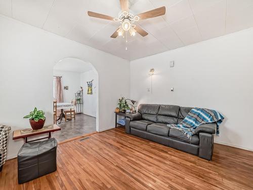 4528 46B St, Rural Lac Ste. Anne County, AB - Indoor Photo Showing Living Room