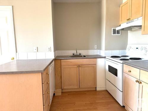 Edmonton, AB - Indoor Photo Showing Kitchen