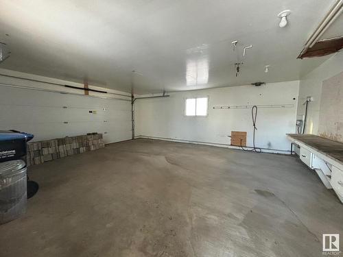 5316 52 Avenue, Bruderheim, AB - Indoor Photo Showing Garage