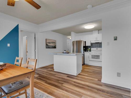 36 9914 80 Avenue, Edmonton, AB - Indoor Photo Showing Kitchen