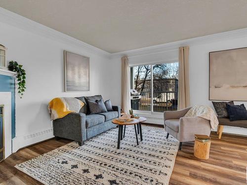 36 9914 80 Avenue, Edmonton, AB - Indoor Photo Showing Living Room