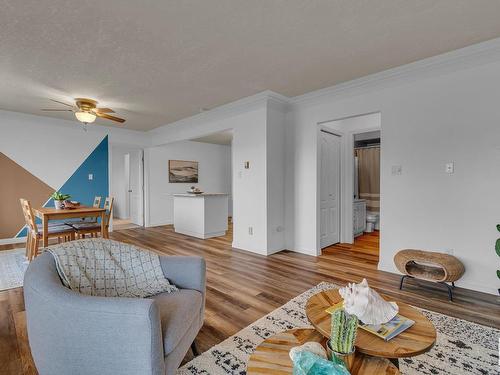 36 9914 80 Avenue, Edmonton, AB - Indoor Photo Showing Living Room