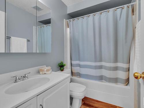 36 9914 80 Avenue, Edmonton, AB - Indoor Photo Showing Bathroom