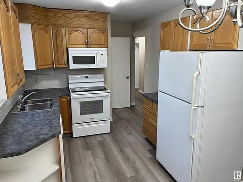 6728 136 Avenue, Edmonton, AB - Indoor Photo Showing Kitchen With Double Sink