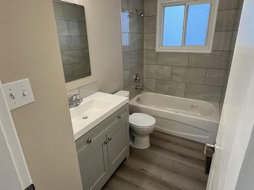 6728 136 Avenue, Edmonton, AB - Indoor Photo Showing Bathroom