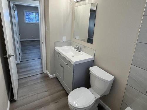 6728 136 Avenue, Edmonton, AB - Indoor Photo Showing Bathroom