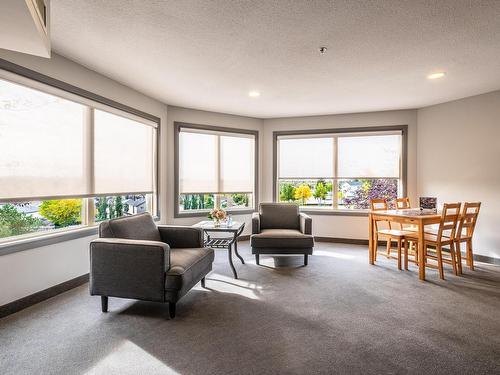 231 530 Hooke Road, Edmonton, AB - Indoor Photo Showing Living Room