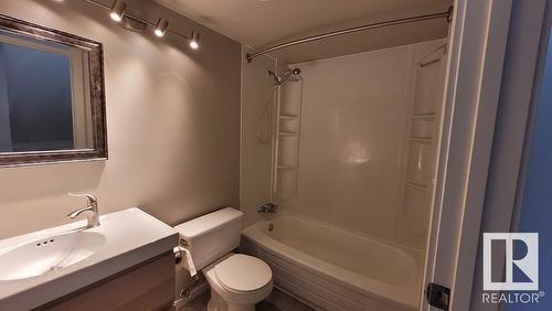 49 13590 38 Street Nw, Edmonton, AB - Indoor Photo Showing Bathroom