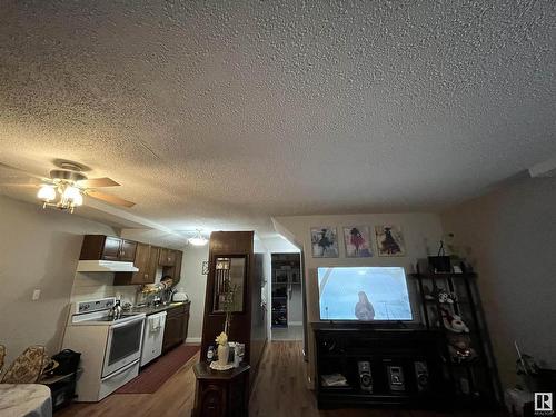 49 13590 38 Street Nw, Edmonton, AB - Indoor Photo Showing Kitchen