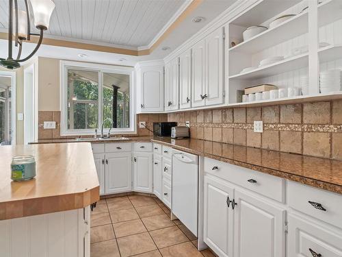 73 23054 Twp Road 512 Sw, Rural Strathcona County, AB - Indoor Photo Showing Kitchen With Double Sink