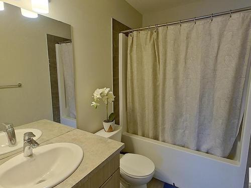 2205 16 Ave, Edmonton, AB - Indoor Photo Showing Bathroom