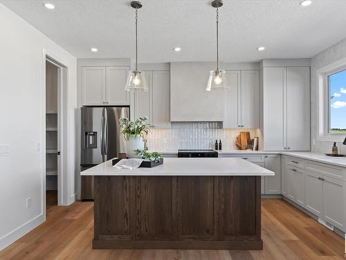 39 Darby Crescent, Spruce Grove, AB - Indoor Photo Showing Kitchen With Upgraded Kitchen