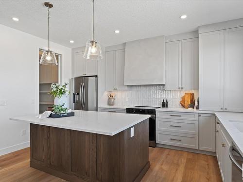 39 Darby Crescent, Spruce Grove, AB - Indoor Photo Showing Kitchen With Upgraded Kitchen