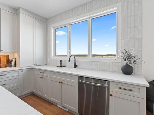 39 Darby Crescent, Spruce Grove, AB - Indoor Photo Showing Kitchen