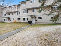 1498 Lakewood Road  Edmonton, AB T6K 3M2