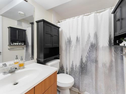 1498 Lakewood Road, Edmonton, AB - Indoor Photo Showing Bathroom