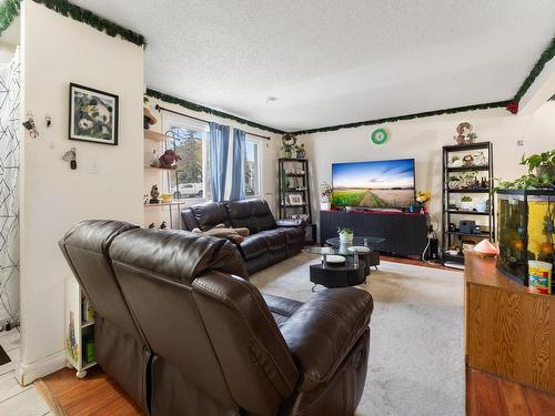 1498 Lakewood Road, Edmonton, AB - Indoor Photo Showing Living Room