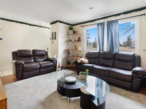 1498 Lakewood Road, Edmonton, AB - Indoor Photo Showing Living Room