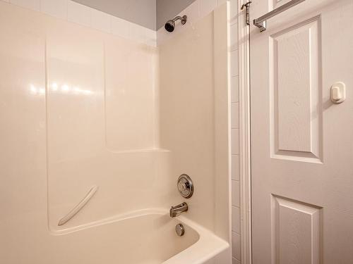 195 230 Edwards Drive, Edmonton, AB - Indoor Photo Showing Bathroom