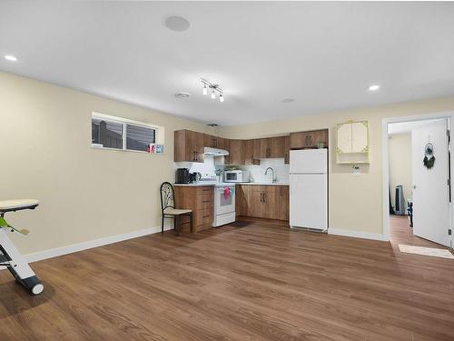 3071 Carpenter Landing, Edmonton, AB - Indoor Photo Showing Kitchen