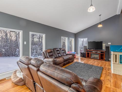 3 Zahar Drive, Rural Sturgeon County, AB - Indoor Photo Showing Living Room