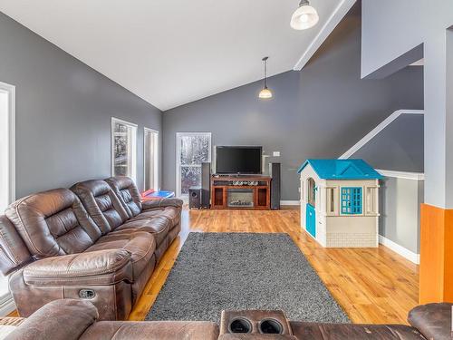 3 Zahar Drive, Rural Sturgeon County, AB - Indoor Photo Showing Living Room