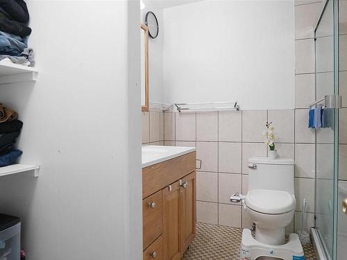 8004 130 Avenue, Edmonton, AB - Indoor Photo Showing Bathroom