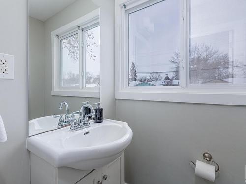 204 Centennial Court Nw, Edmonton, AB - Indoor Photo Showing Bathroom