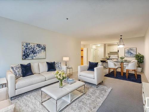 10511 42 Avenue, Edmonton, AB - Indoor Photo Showing Living Room