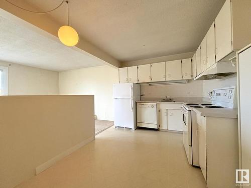 402 8604 Gateway Boulevard, Edmonton, AB - Indoor Photo Showing Kitchen