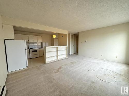 402 8604 Gateway Boulevard, Edmonton, AB - Indoor Photo Showing Kitchen