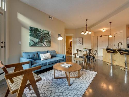 807 10142 111 Street, Edmonton, AB - Indoor Photo Showing Living Room