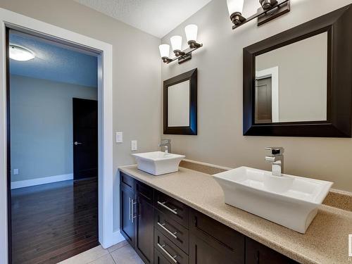 5258 Mullen Crest, Edmonton, AB - Indoor Photo Showing Bathroom