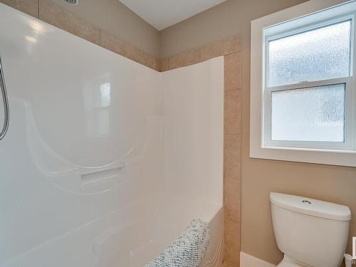 5258 Mullen Crest, Edmonton, AB - Indoor Photo Showing Bathroom