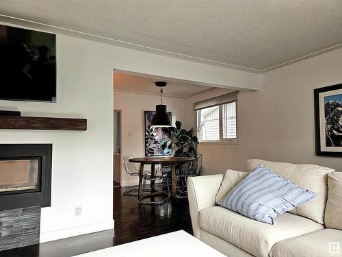 9535 148 Street, Edmonton, AB - Indoor Photo Showing Living Room