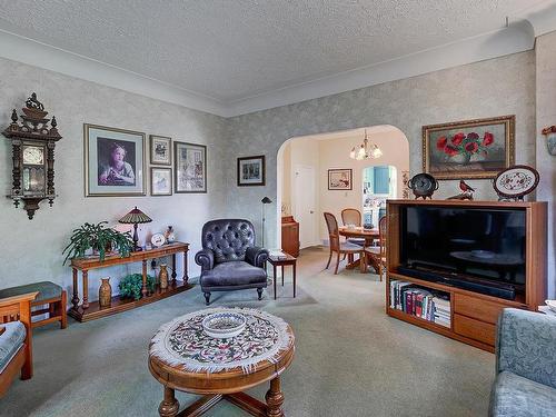 13311 124 Avenue, Edmonton, AB - Indoor Photo Showing Living Room