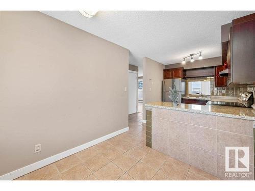 289 Grandin Village, St. Albert, AB - Indoor Photo Showing Kitchen