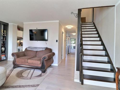 106 Village On The Green Green, Edmonton, AB - Indoor Photo Showing Living Room