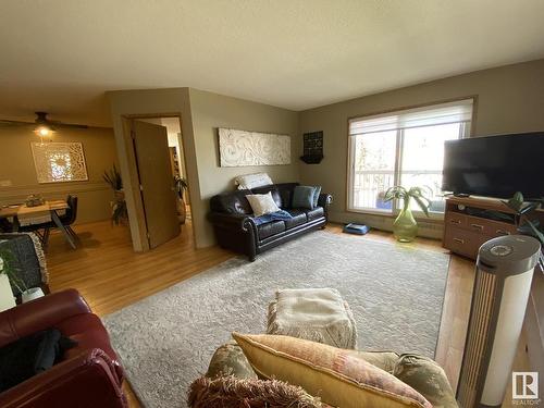 211 10935 21 Avenue, Edmonton, AB - Indoor Photo Showing Living Room