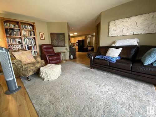 211 10935 21 Avenue, Edmonton, AB - Indoor Photo Showing Living Room