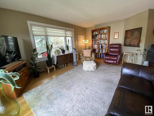 211 10935 21 Avenue, Edmonton, AB - Indoor Photo Showing Living Room