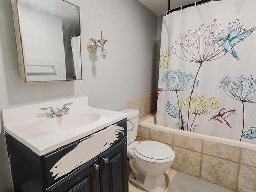 8321 171A Avenue, Edmonton, AB - Indoor Photo Showing Bathroom