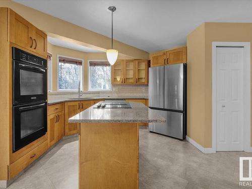 136 Wolf Willow Close, Edmonton, AB - Indoor Photo Showing Kitchen