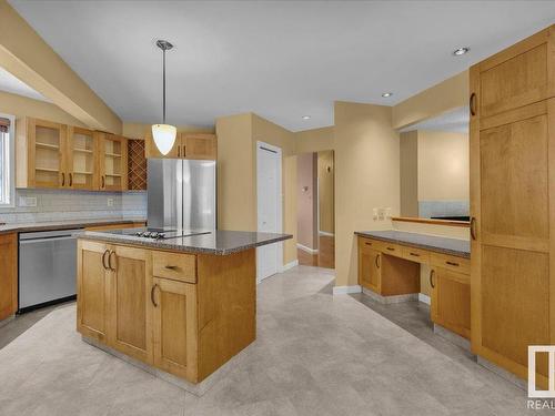 136 Wolf Willow Close, Edmonton, AB - Indoor Photo Showing Kitchen