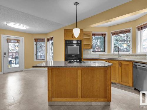 136 Wolf Willow Close, Edmonton, AB - Indoor Photo Showing Kitchen