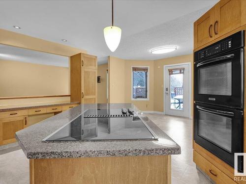 136 Wolf Willow Close, Edmonton, AB - Indoor Photo Showing Kitchen