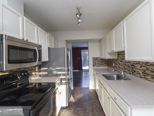 173 Tudor Lane, Edmonton, AB - Indoor Photo Showing Kitchen